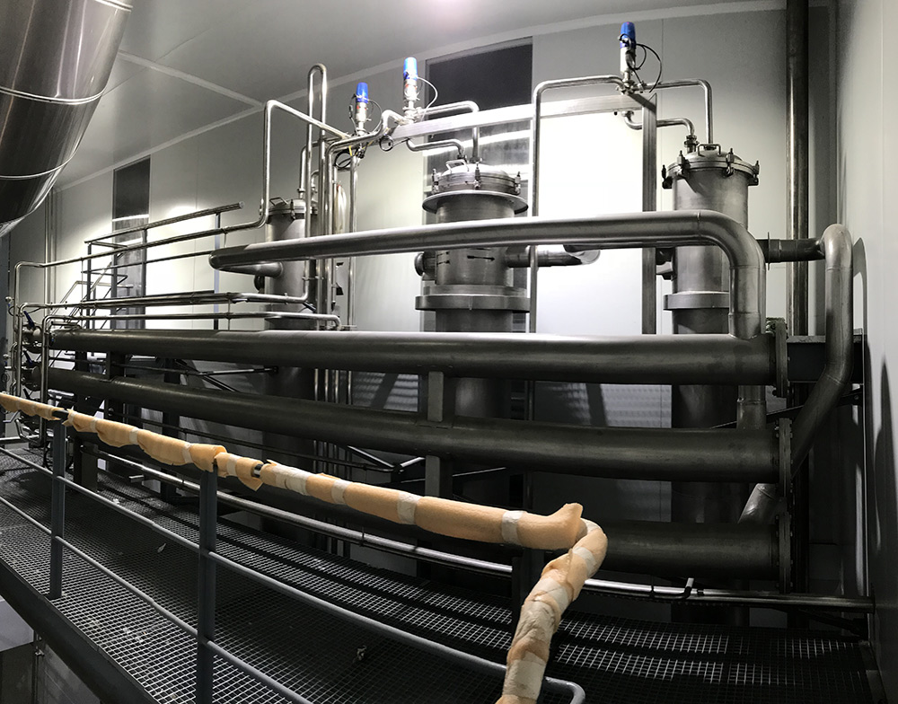Tour de séchage pour la fabrication de lait en poudre pour bébé. Le lait, initialement à l'état liquide, est séché afin de retirer toute la partie liquide du produit.