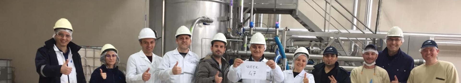 Equipe de production posant suite aux premiers essais en production de leur nouveau fermenteur 6000L pour la fabrication de levures