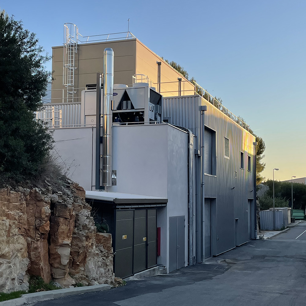 Bâtiment client dans lequel a été implantée une tour de séchage pour la fabrication d'hydrolysats de kératine d'origine naturel