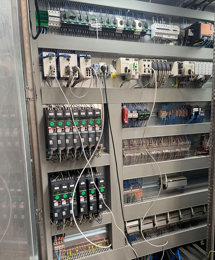 Intérieur de l'armoire électrique du skid cuverie pour la fabrication de vins effervescents