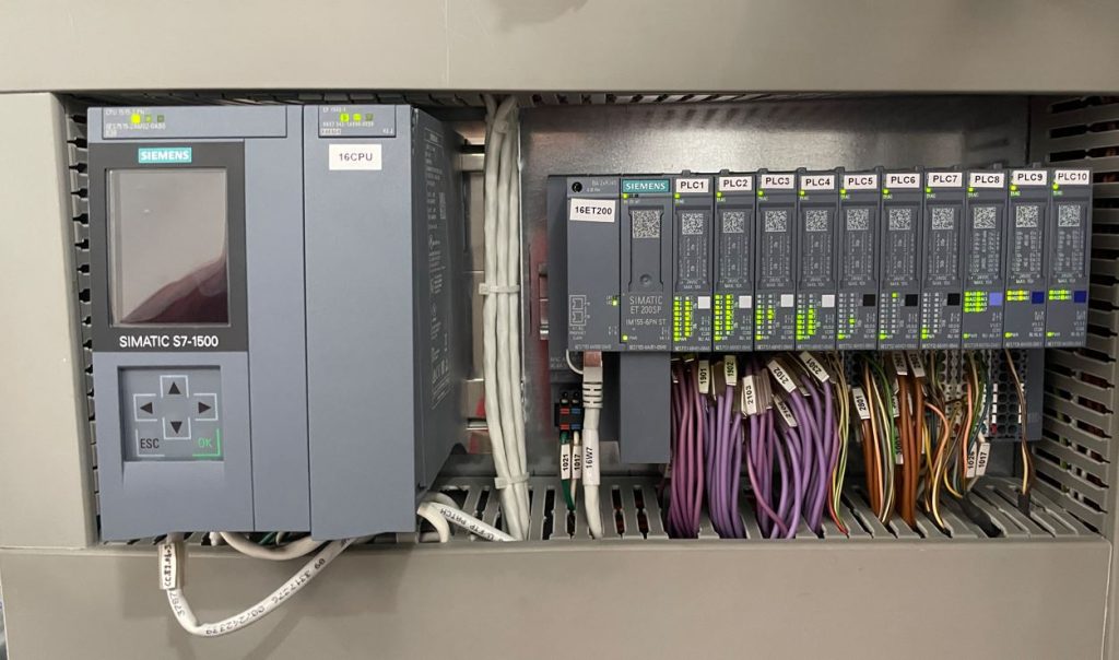 Automate SIEMENS S7-1500 en place dans armoire électrique principale